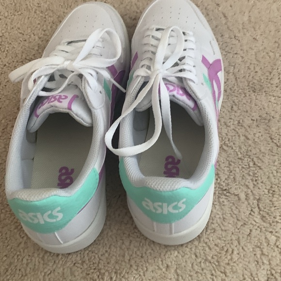 Worn twice. Like new. Bottoms show the outside wear - Picture 4 of 5